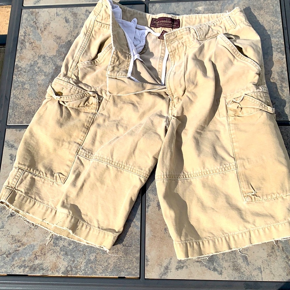 Abercrombie boys cargo shorts in khaki size 14
